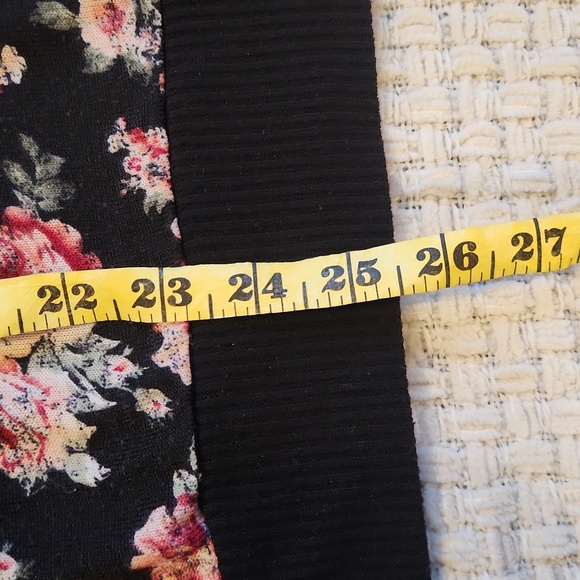 Large Light Sweater with Roses - Picture 3 of 5